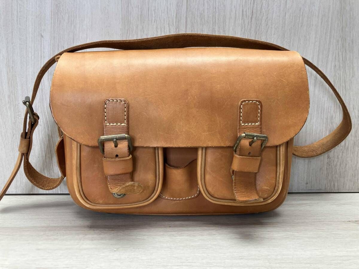 HERZ ヘルツ ショルダーバッグ 2ポケット ペン差し クラシック 底鋲 ステッチ キャメル