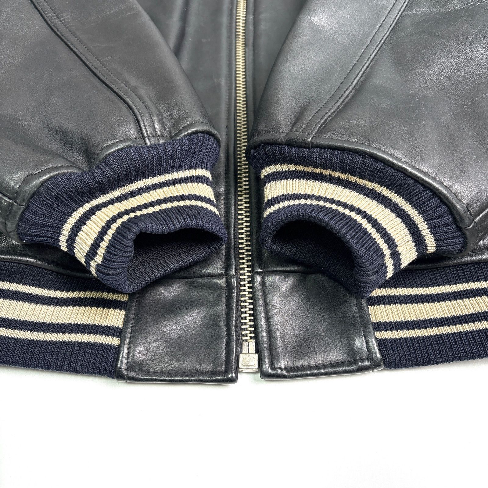 牛革】AVIREX レザージャケット 黒 L スタジャン 本革 アーチロゴ