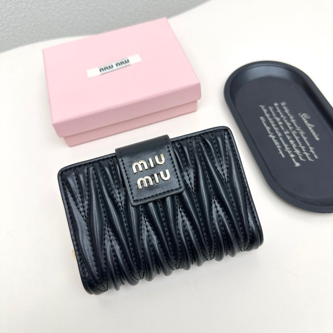 Miu 二つ折り財布 黒い