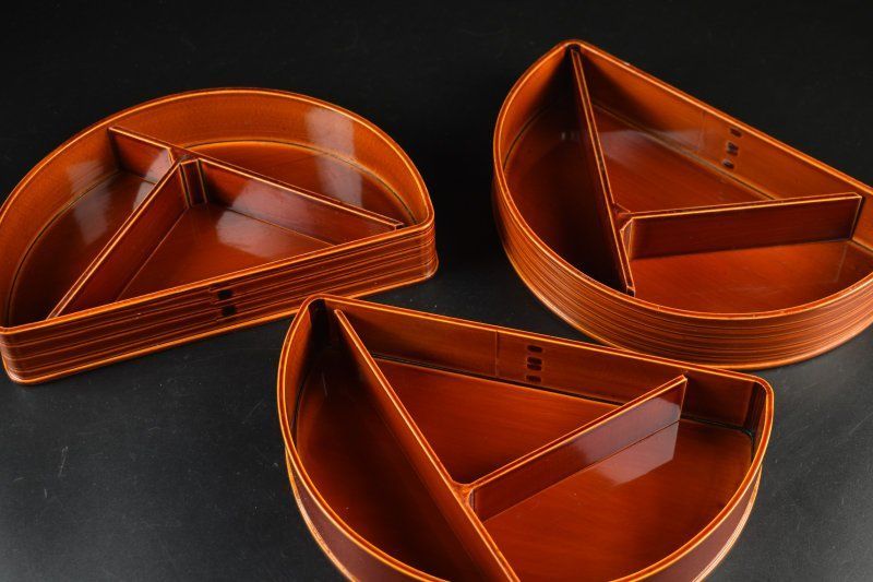 蔵A5540b】飛騨春慶塗 半月型 弁当箱 三客 二種 - メルカリ