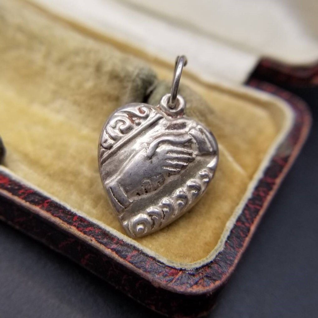 ヴィンテージ パフィーハートジュエリー 握手する手 925 シルバー チャーム ペンダントヘッド 銀 レトロ H ing Hands Sweetheart Y 23 X