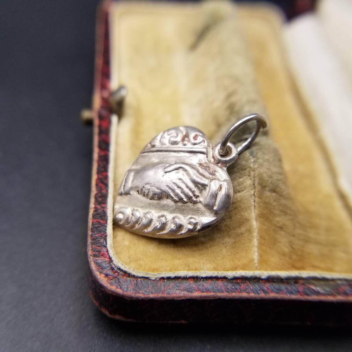 ヴィンテージ パフィーハートジュエリー 握手する手 925 シルバー チャーム ペンダントヘッド 銀 レトロ H ing Hands Sweetheart Y 23 X チャーム アクセサリー レディース