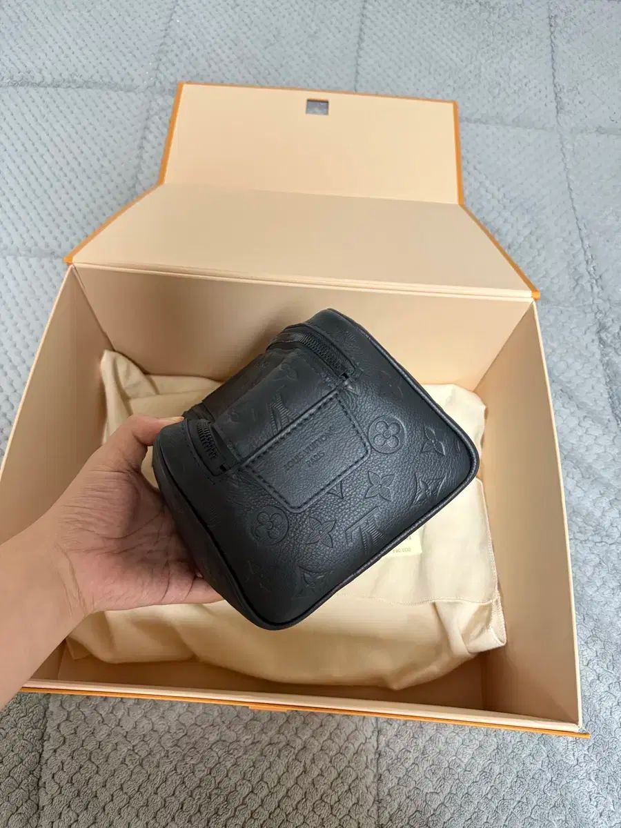 ルイヴィトン 新モデル シャドウ ドープキット バッグ