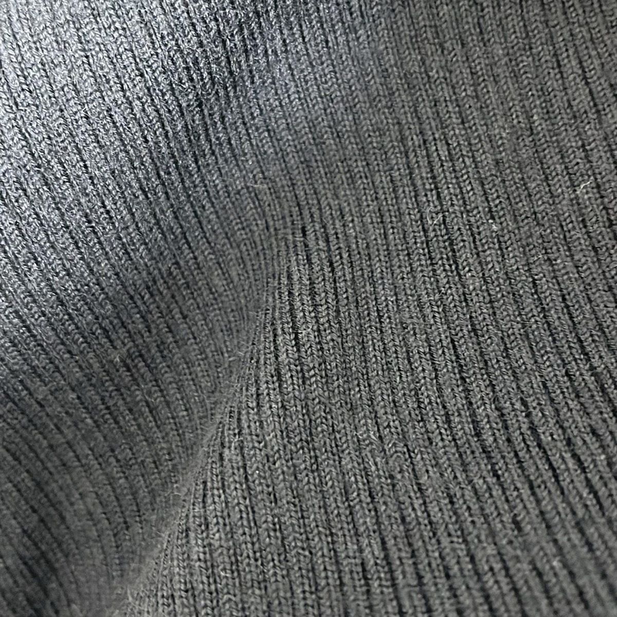 黒 クルーネック