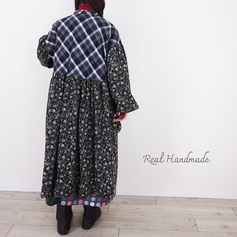 ブラック小花コーデュロイと起毛タータン ふんわりギャザー羽織りワンピース