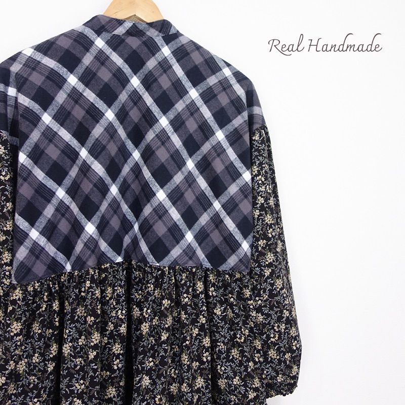 ブラック小花コーデュロイと起毛タータン ふんわりギャザー羽織りワンピース