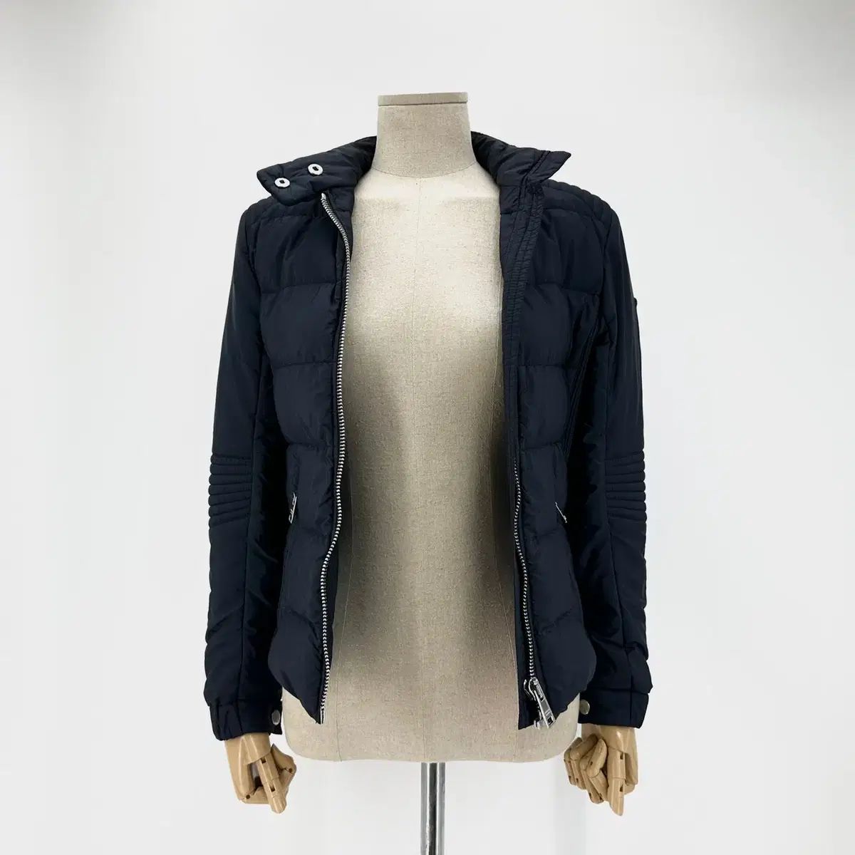 PRADA レディース バイカー ショートダウン アウター - メルカリ