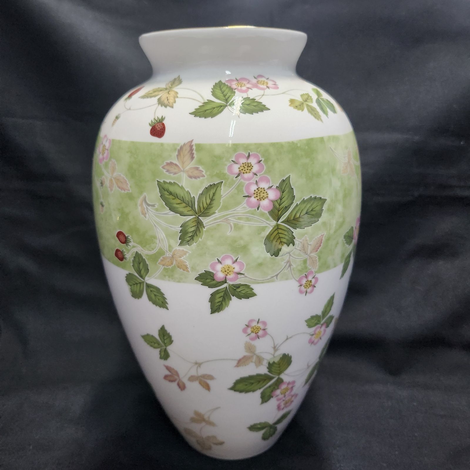 ウェッジウッド フルリムグリーン フラワーベース　花瓶・ワイルドストロベリー ウェッジウッド フルリムグリーン フラワーベース 花瓶・ワイルド