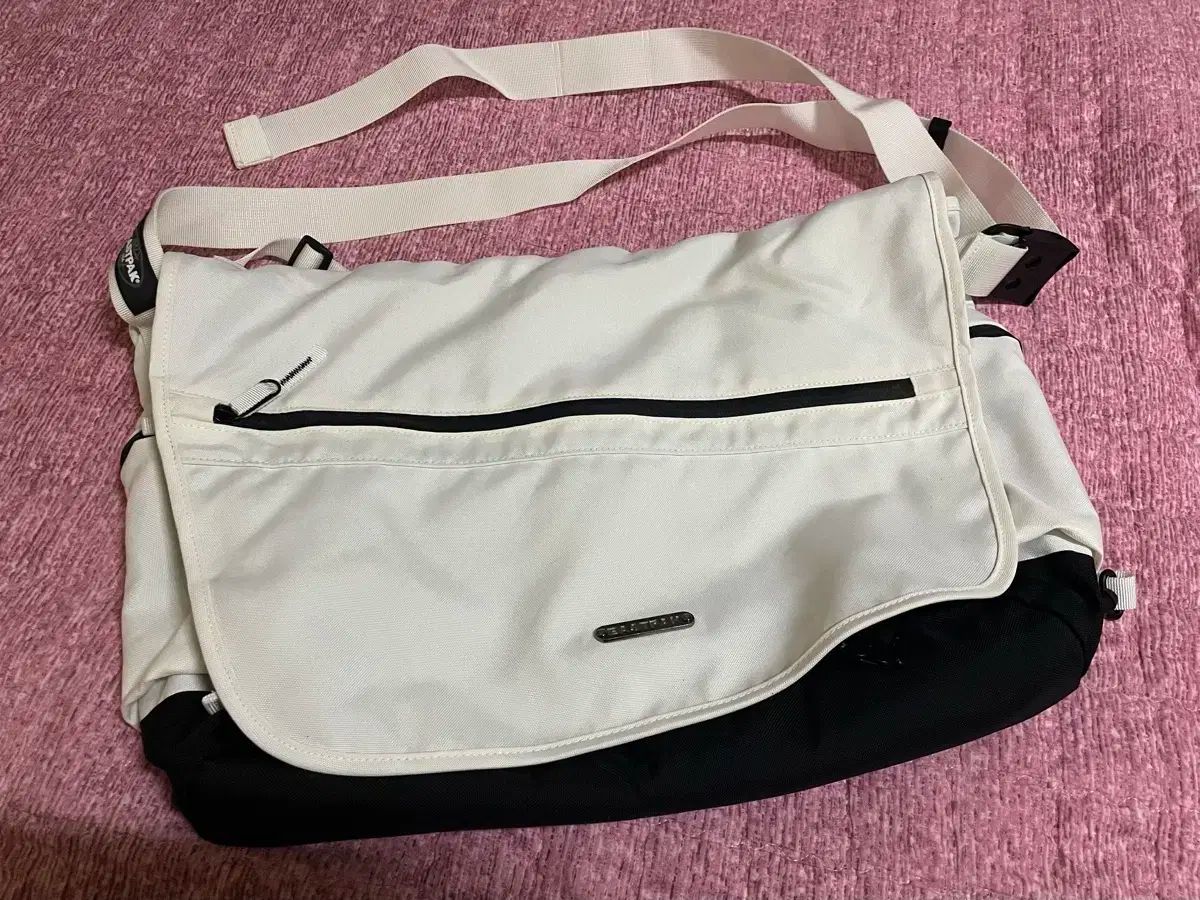 イーストパック 白 メッセンジャーバッグ クロスバック バッグ