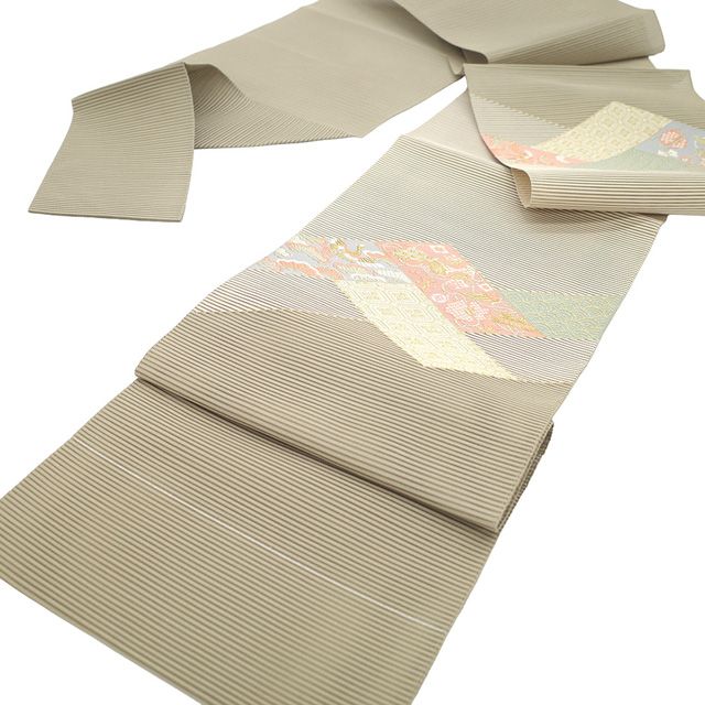  夏物 名古屋帯 正絹 八寸 西陣 河村織物 絽綴れ 金銀糸 淡茶グレー ベージュ 織り分け地 宝尽くし 鶴 松 青海波 花蜀江 夏 セミフォーマル 夏用 夏帯 なごや帯 八寸名古屋帯 松葉仕立て 仕立て上がり みやがわ sb 54802 名古屋帯 帯