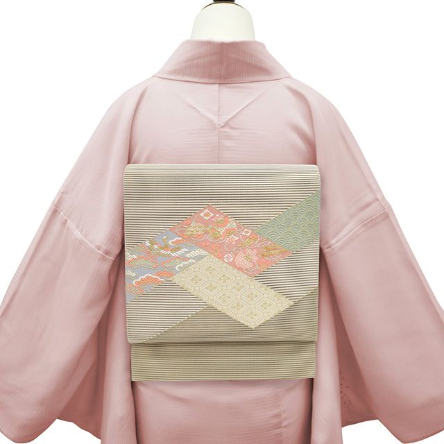 夏物 名古屋帯 正絹 八寸 西陣 河村織物 絽綴れ 金銀糸 淡茶グレー ベージュ 織り分け地 宝尽くし 鶴 松 青海波 花蜀江 夏 セミフォーマル 夏用 夏帯 なごや帯 八寸名古屋帯 松葉仕立て 仕立て上がり みやがわ sb 54802