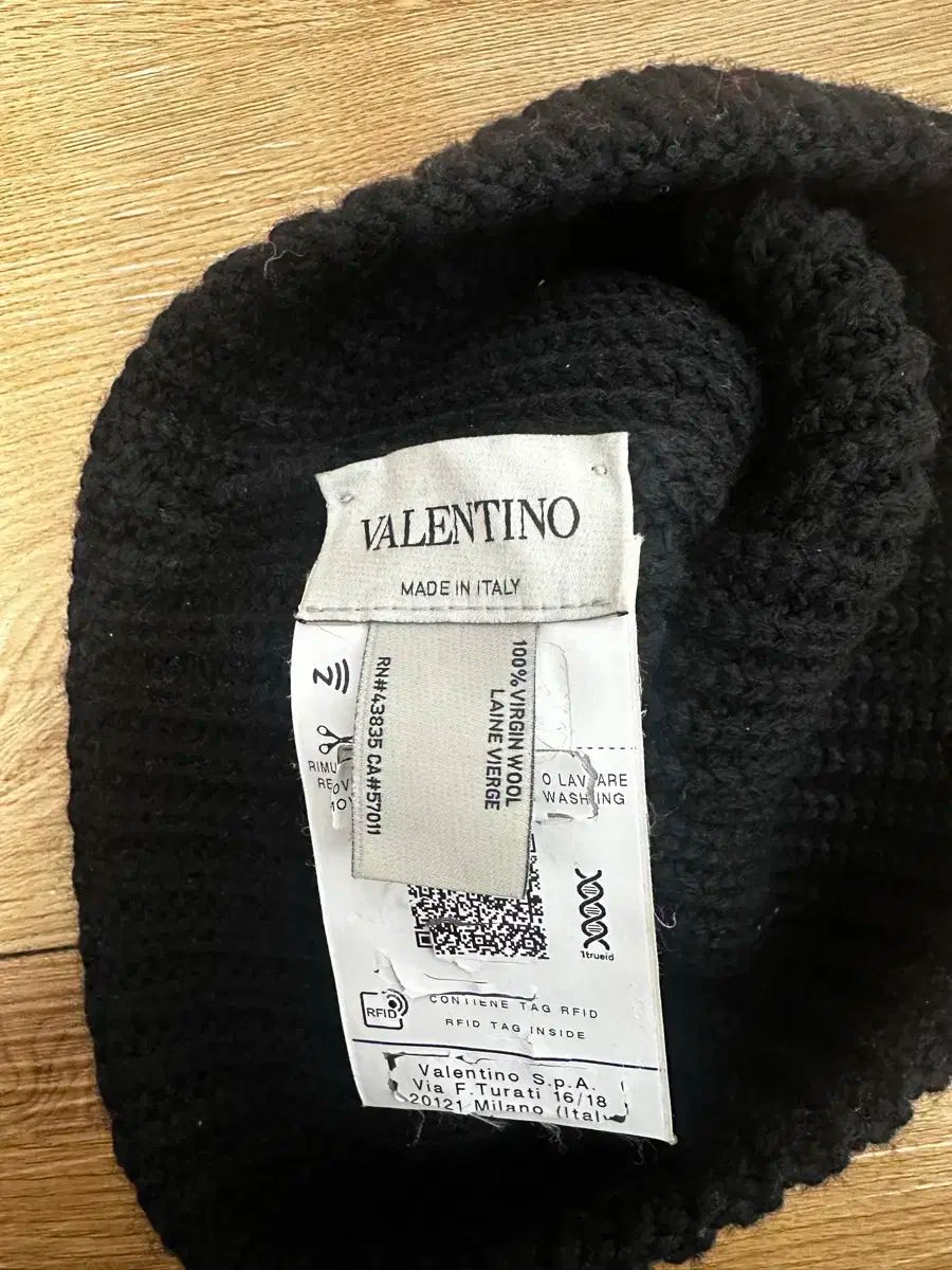 ヴァレンティノ VLTN ブラック ビーニー