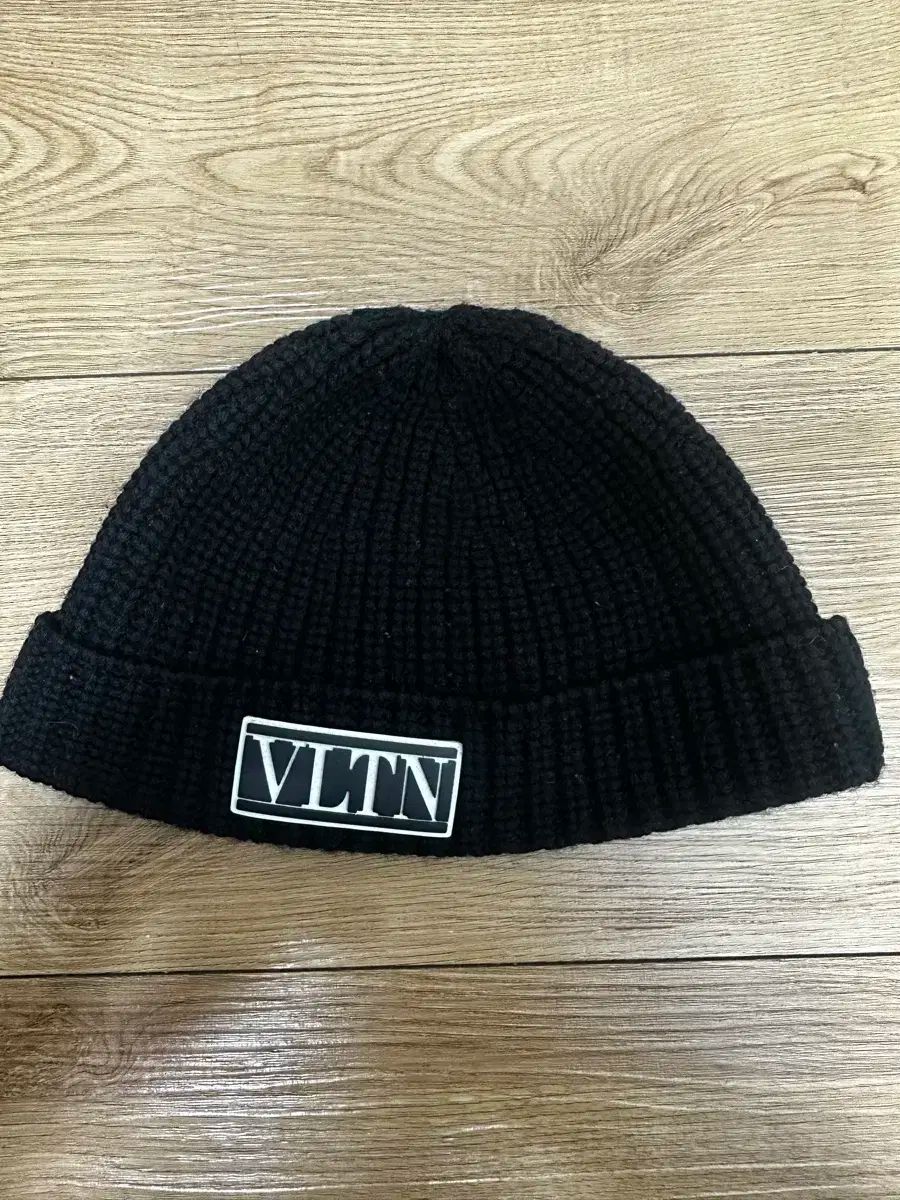 ヴァレンティノ VLTN ブラック ビーニー