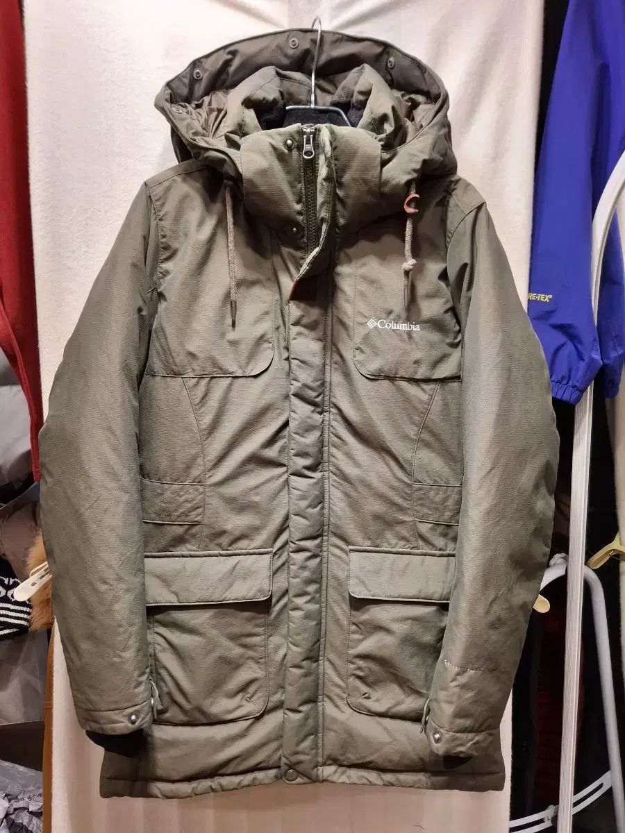 Columbia (コロンビア) カーキ色 フード ダウン アウター 良い