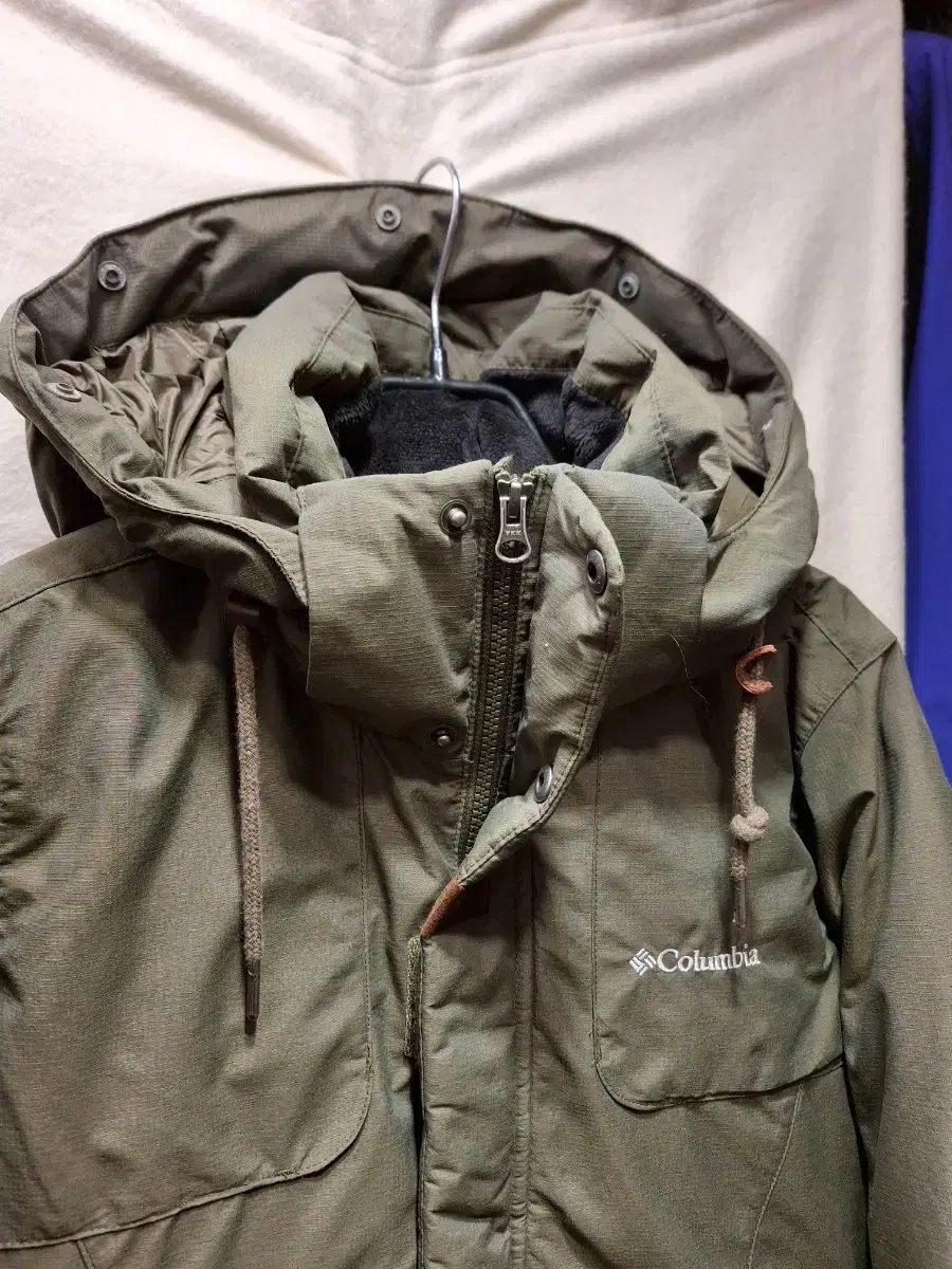 Columbia (コロンビア) カーキ色 フード ダウン アウター 良い