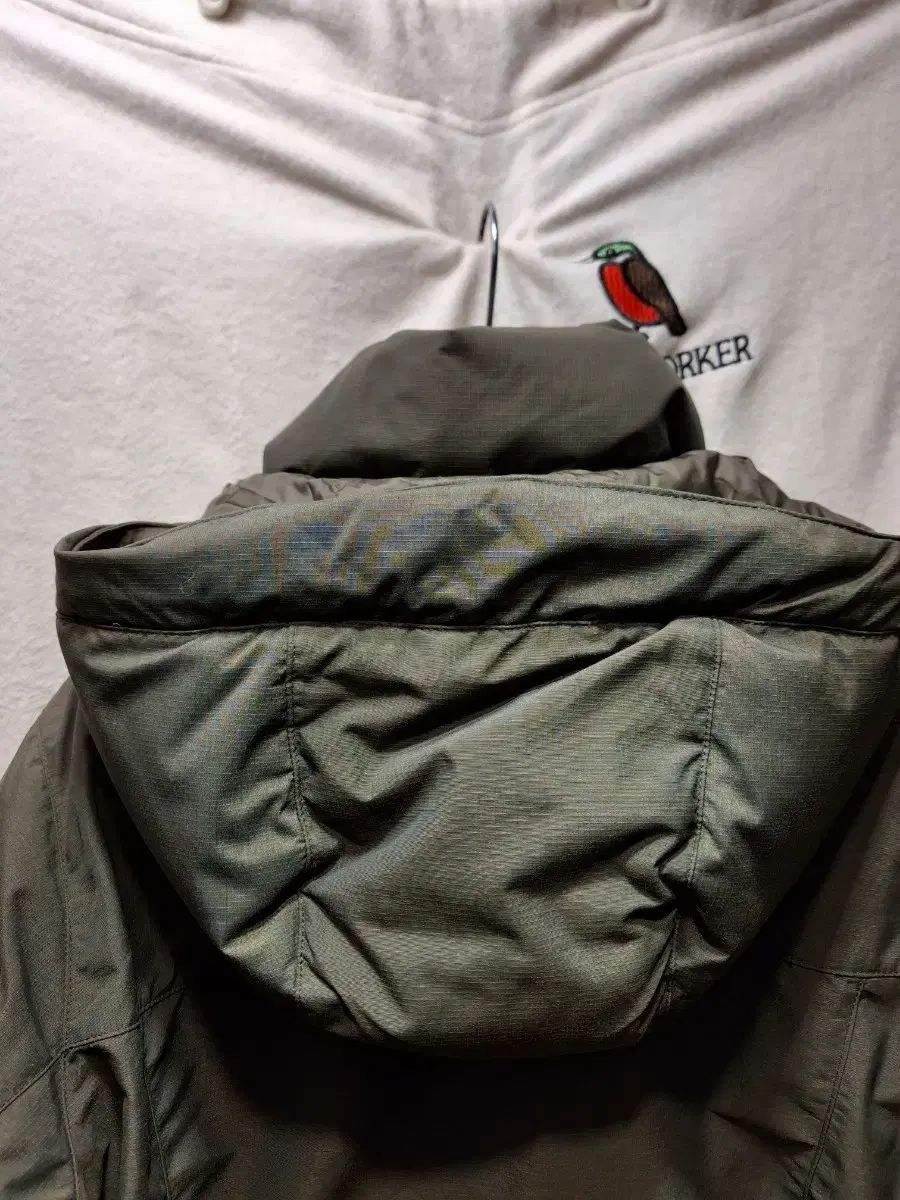 Columbia (コロンビア) カーキ色 フード ダウン アウター 良い