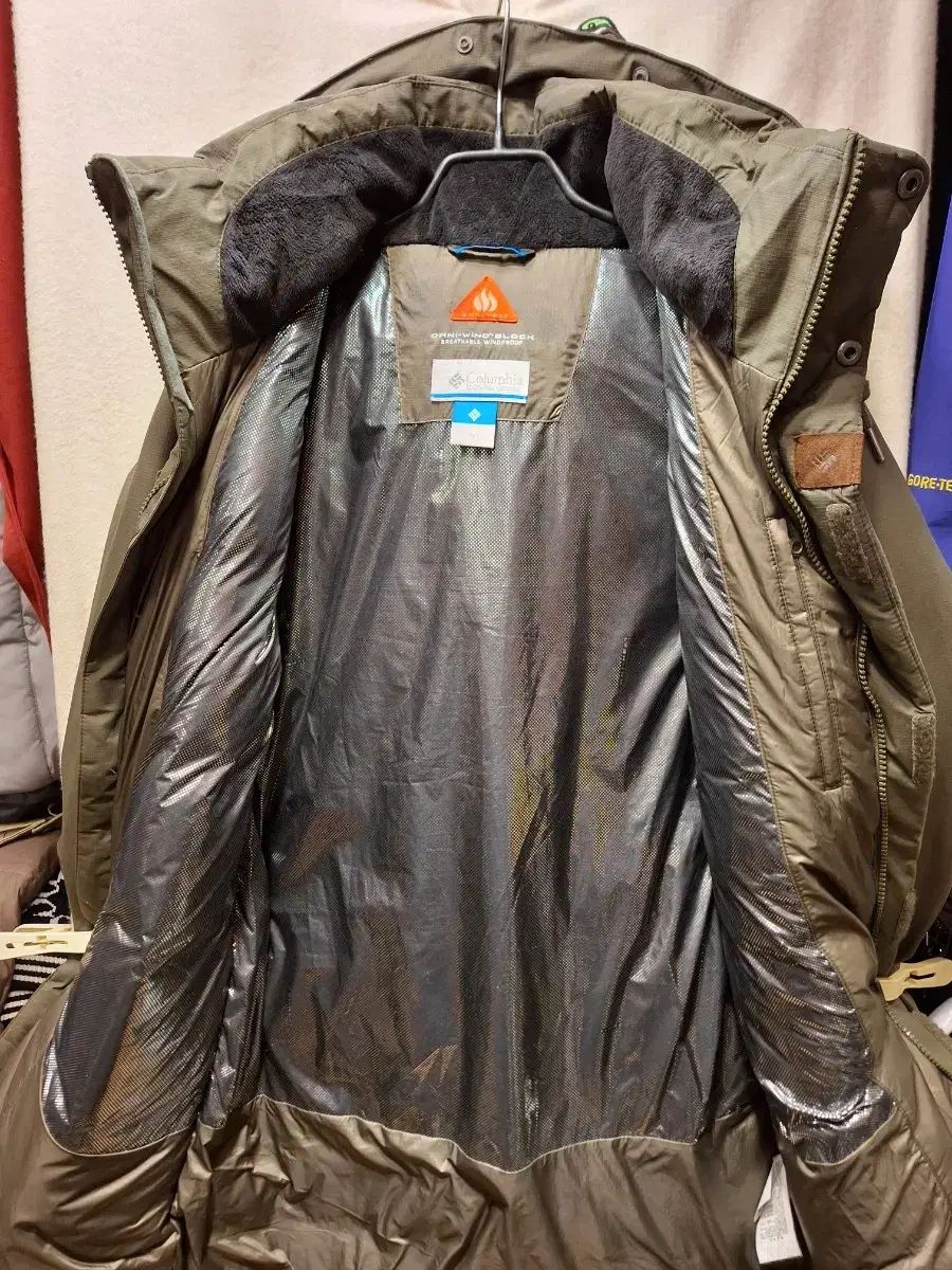 Columbia (コロンビア) カーキ色 フード ダウン アウター 良い