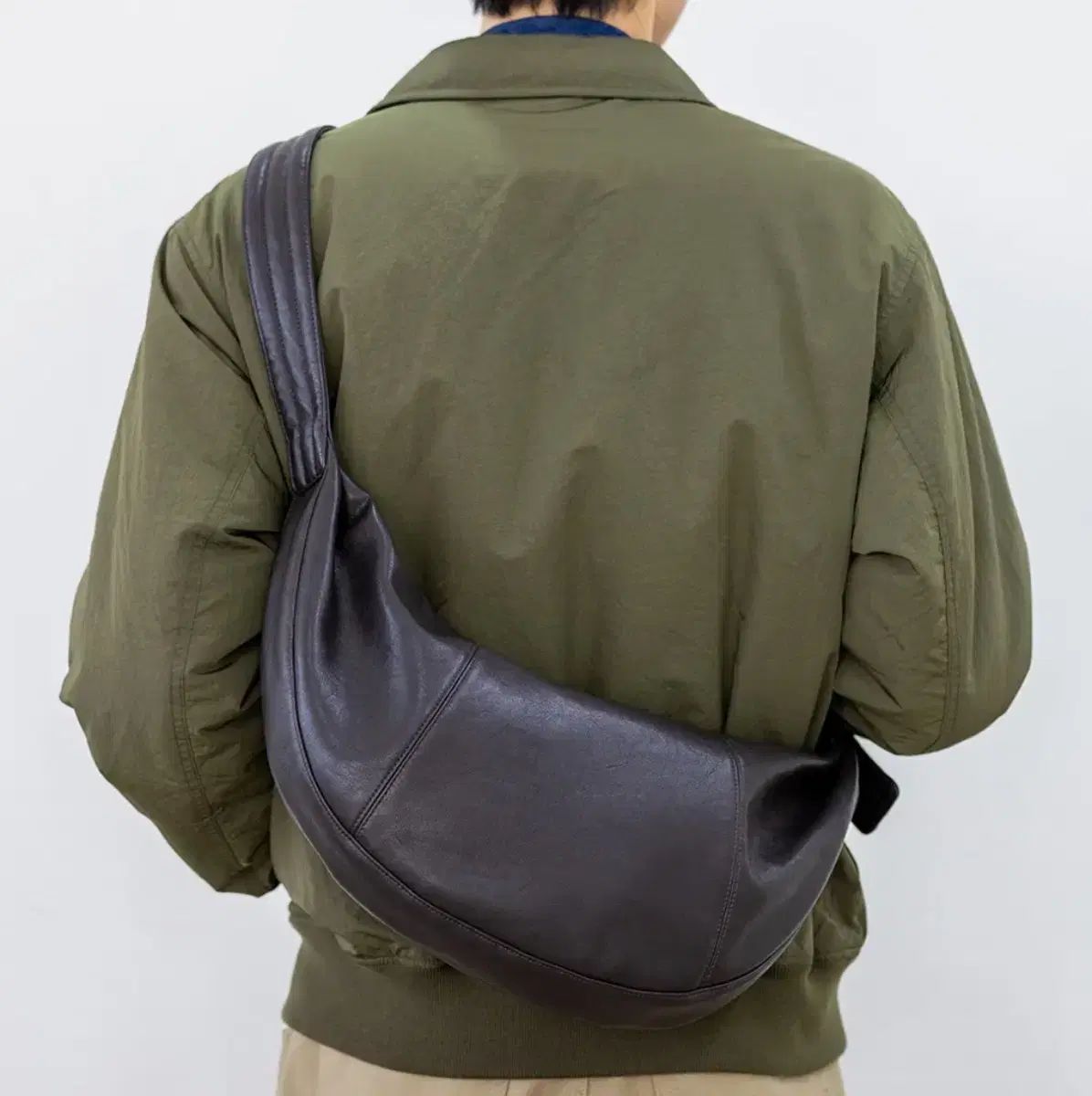 マッドゴート ハーフムーン メッセンジャーバッグ ダークブラウン