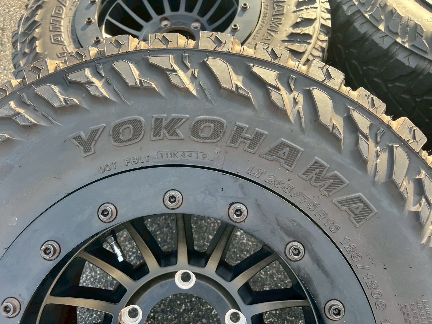  257 165 3 ソリッドレーシング タービン Z 1 16インチ 8 J 25 PCD 150 5 H ヨコハマ ジオランダー M T LT 265 75 R 16 ランクル等 16インチ タイヤ ホイールセット