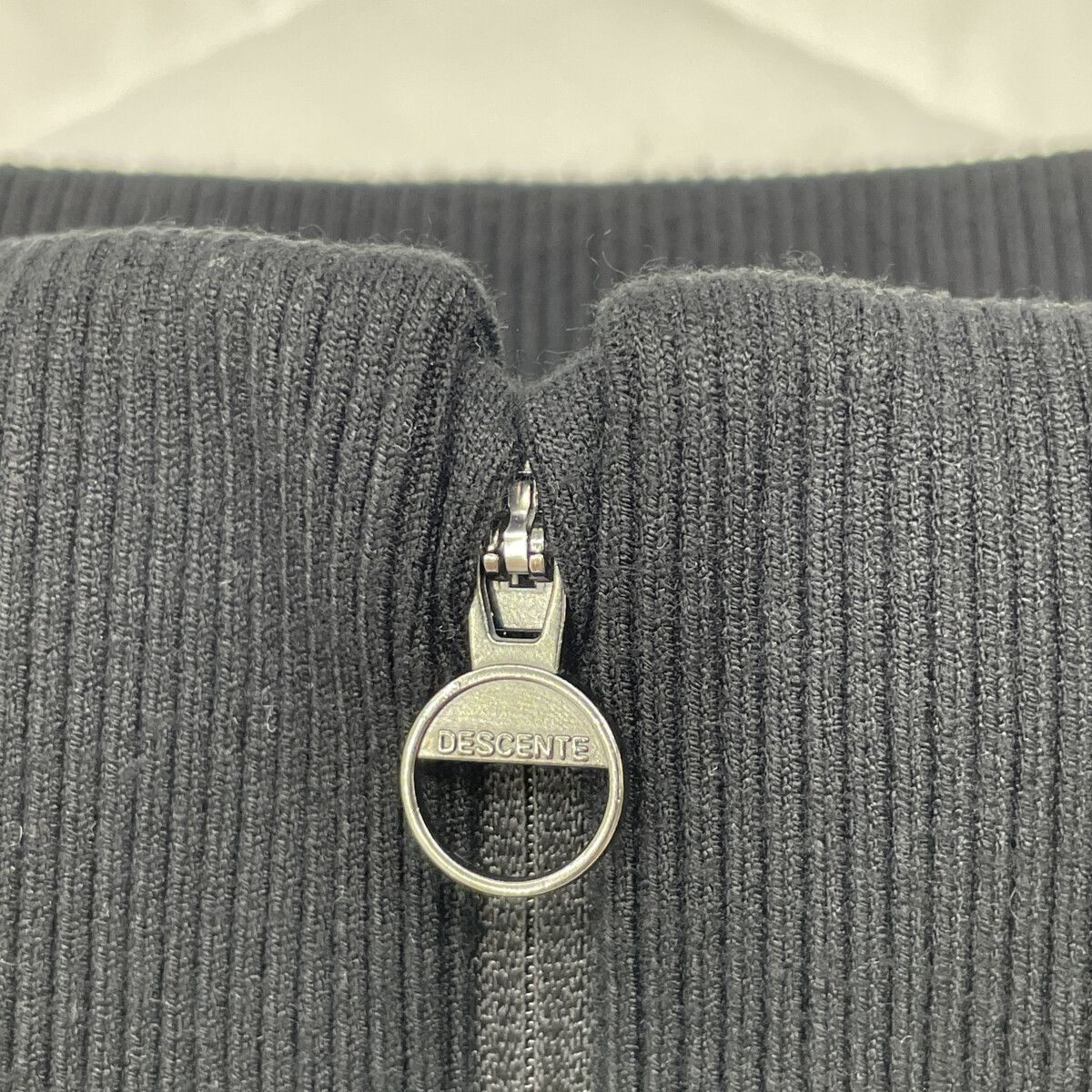  DESCENTE デサント ﾎﾜｲﾄ×ﾌﾞﾗｯｸ ﾄﾞｯｷﾝｸﾞ ﾄｯﾌﾟｽ M その他 トップス