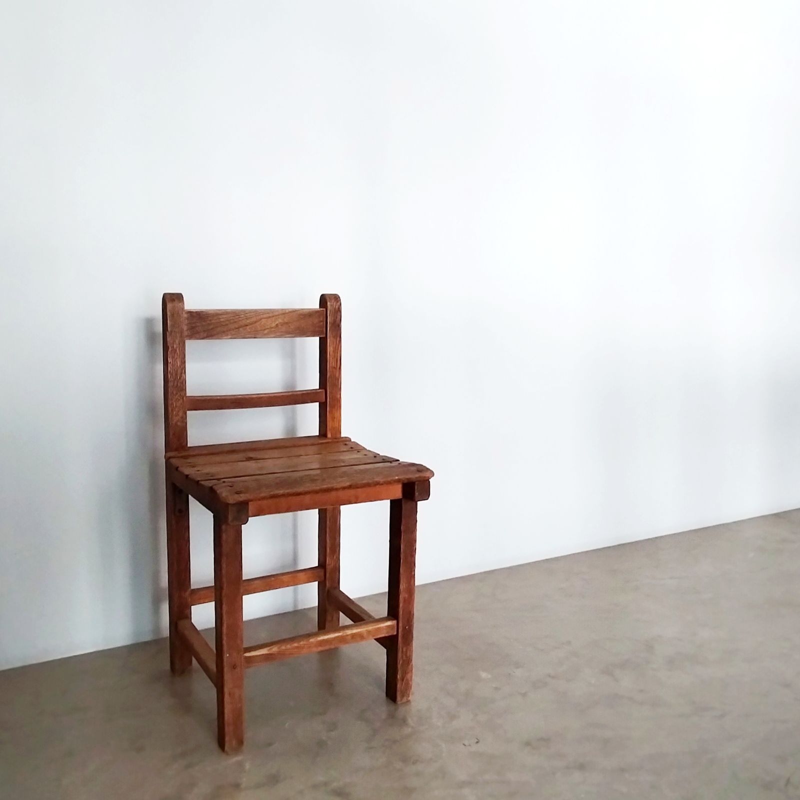 ヴィンテージ 小さな椅子 子供用 幼稚園用 昭和 古道具 古家具 木製 展示台 花台 アンティーク レトロ