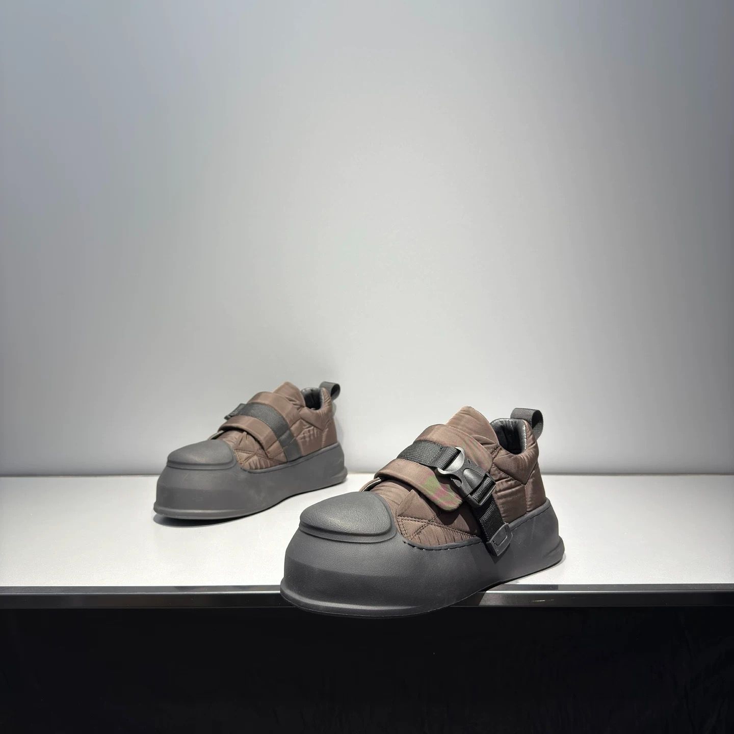 h 2025冬 メンズ 保暖 增高スニーカー 加绒 裏起毛 大頭 厚底 5 cmスタイルアップ カジュアルスニーカー 面包シューズ トレンド 万能コーデ