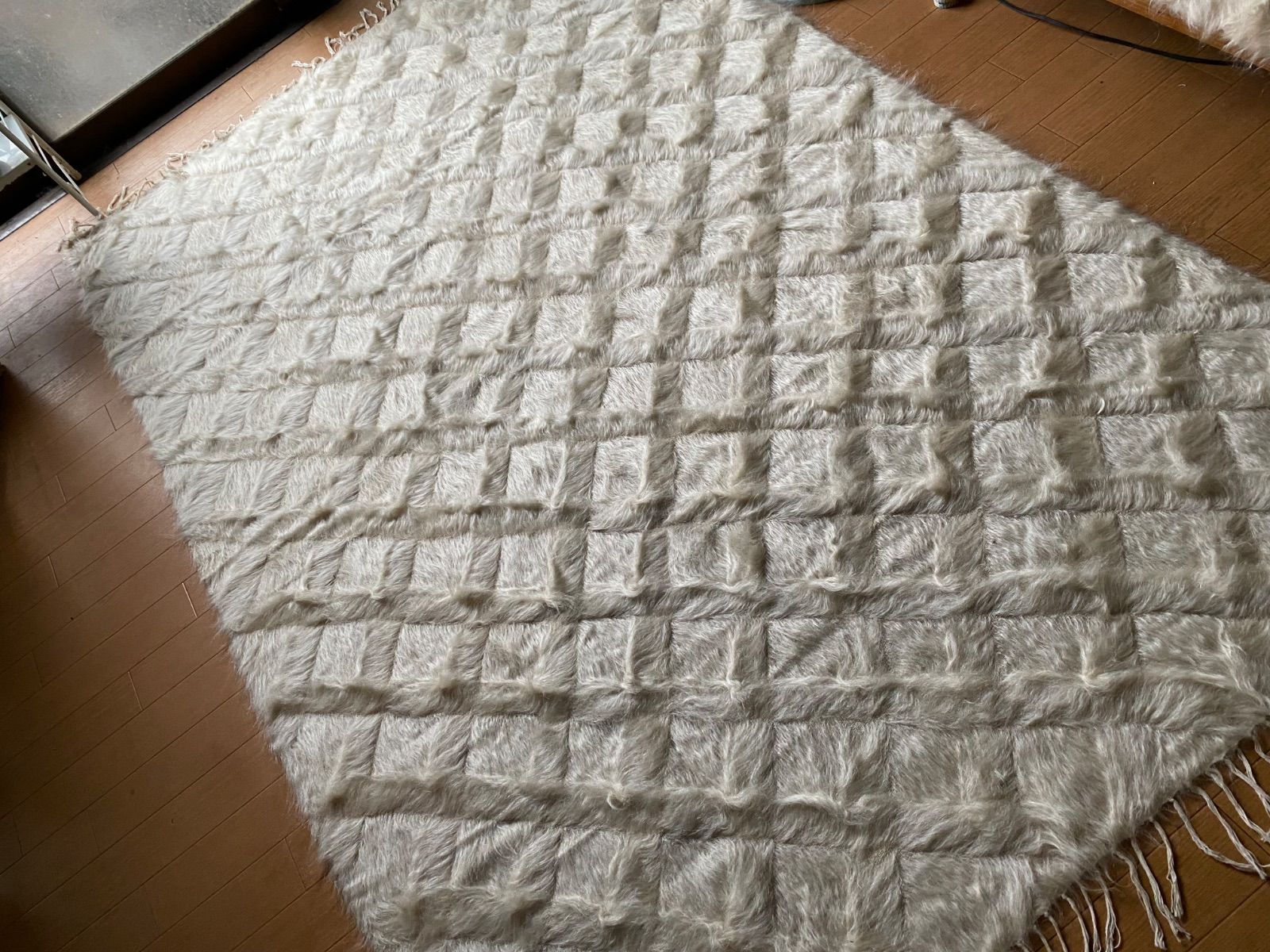 久しぶりにやっと入荷！白いヴィンテージ新古品のシイルトバッタニイェ