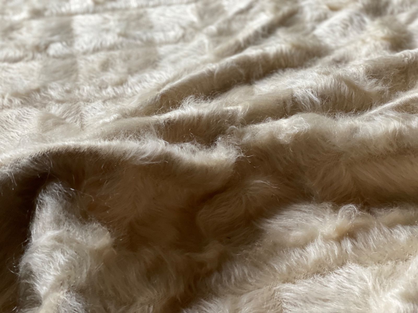 久しぶりにやっと入荷！白いヴィンテージ新古品のシイルトバッタニイェ