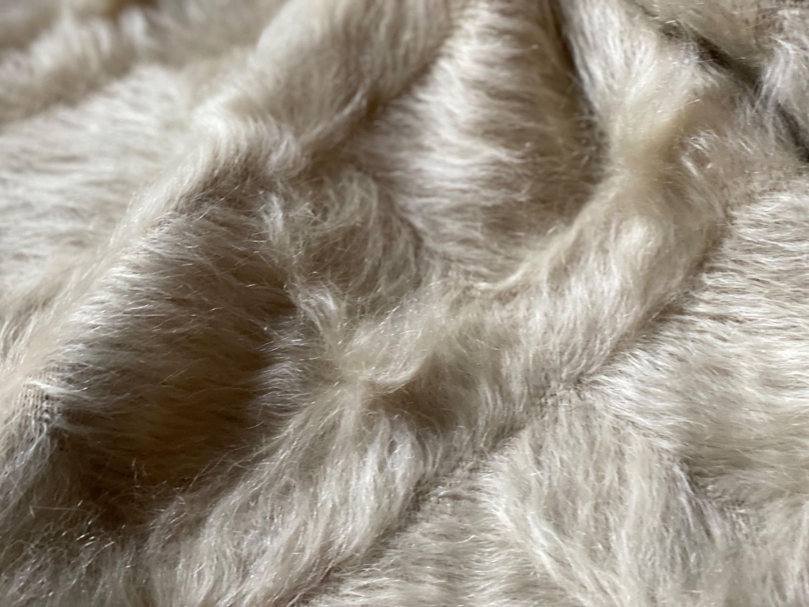 久しぶりにやっと入荷！白いヴィンテージ新古品のシイルトバッタニイェ