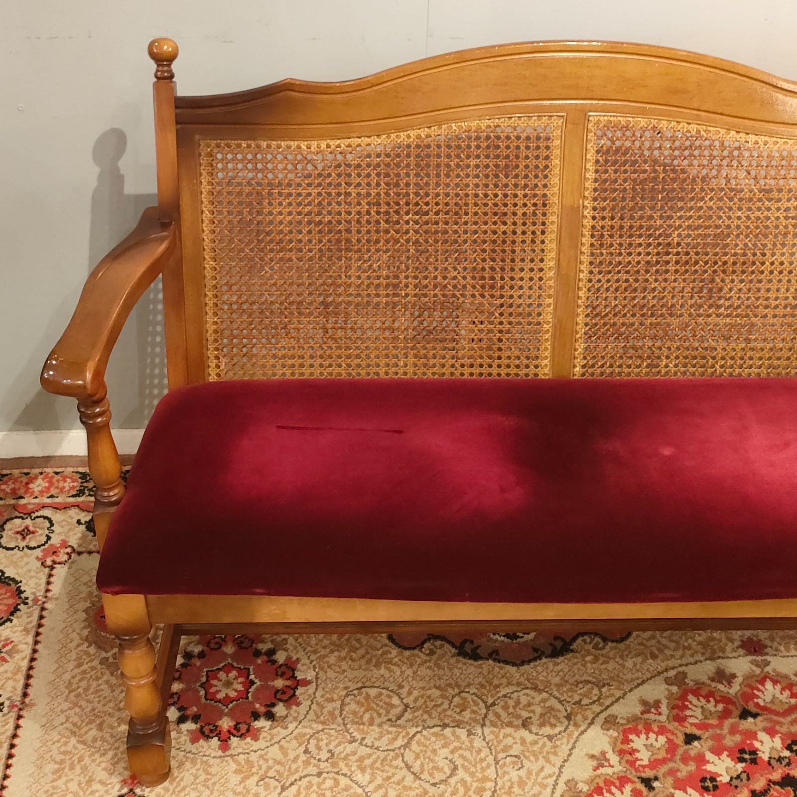 希少ビンテージ　カリモク　クラシックスタイル 2人掛けソファ 希少〉カリモク 2人掛けソファ ヴィンテージ レッド 籐張り クラシカル