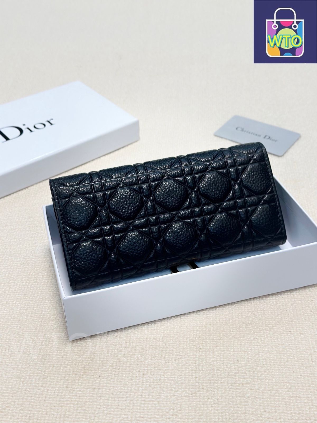 レザーに圧花を施し 内装収納が充実したファッショナブルなデザイン