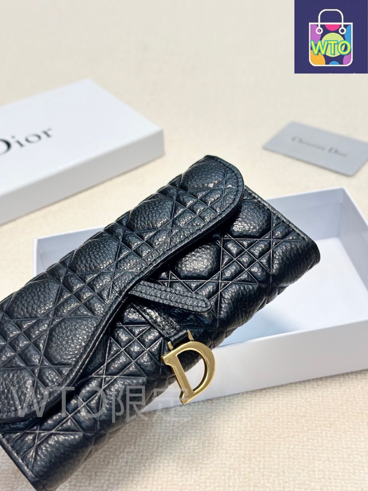 レディースウォレット レザーに圧花を施し