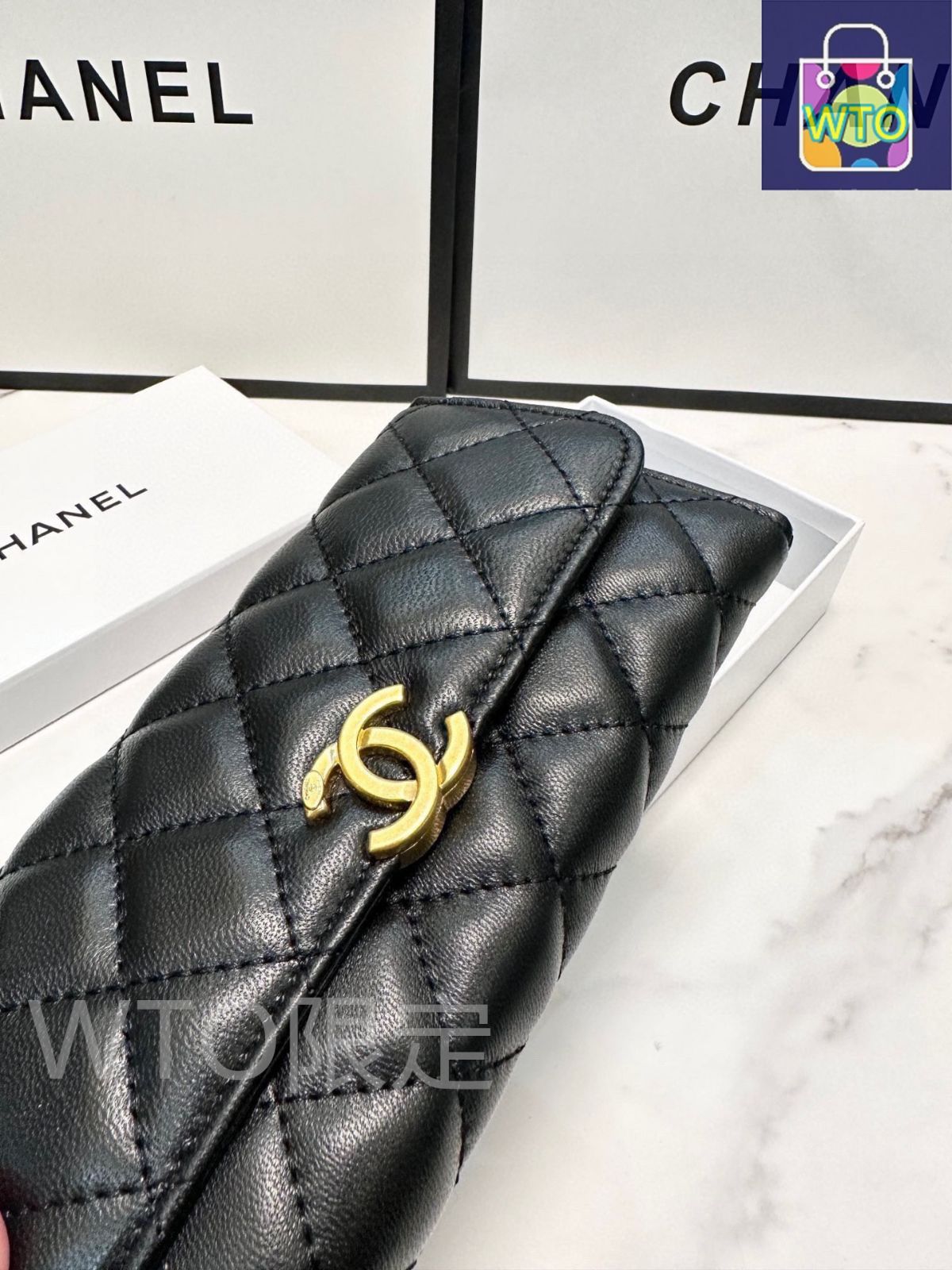 シープスキンダブルフォールドウォレット 羊皮を使用したクラシックで耐久性に優れたデザイン