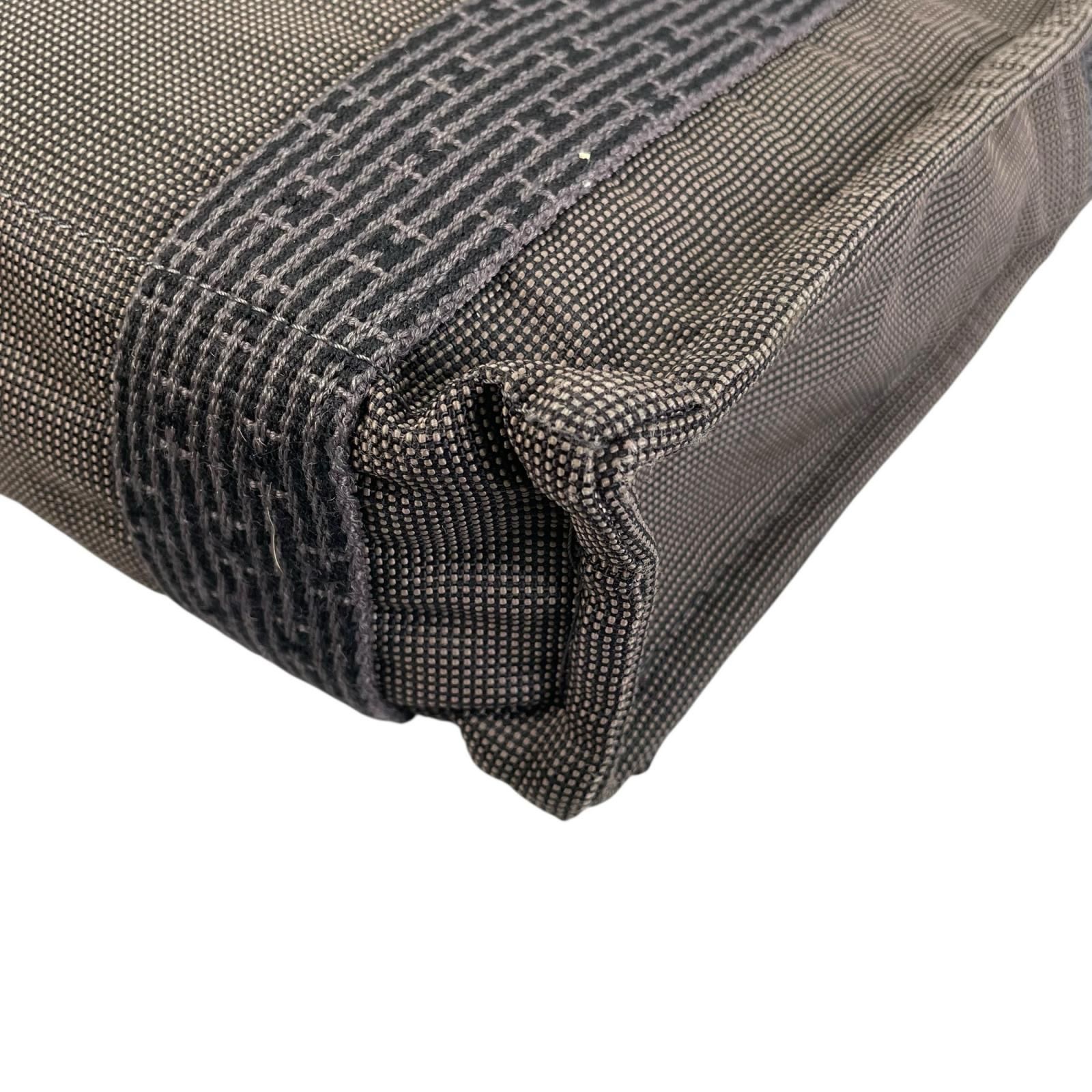 チャコールグレー