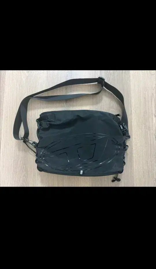 DIESEL ドレープ Dロゴ オーヴァル クロスバック