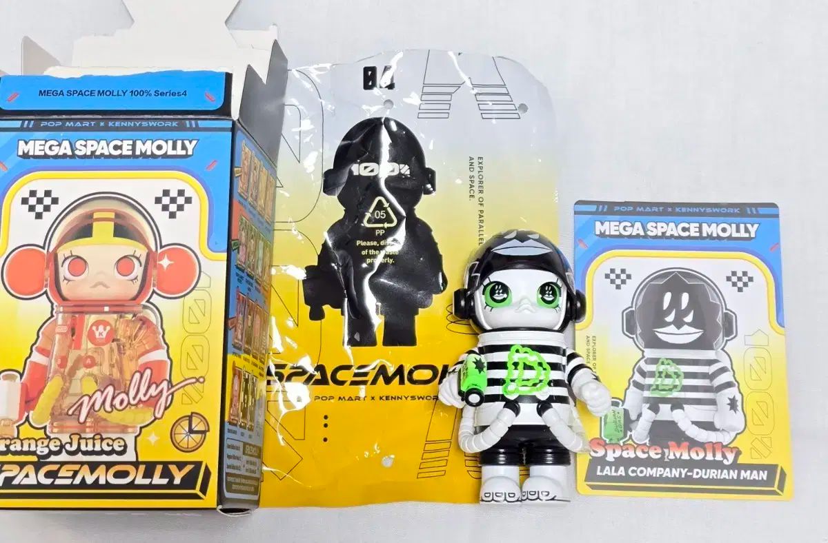 ポップマート メガ スペース MOLLY デュリアンマン MEGA MART MOLLY
