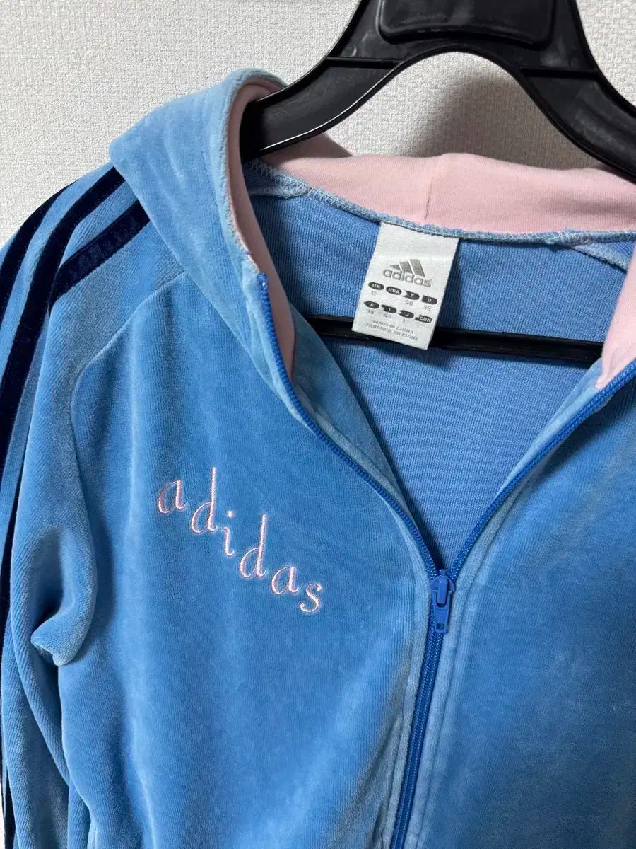 必須アイテム アディダス ツアーベルベット トラックジャージ ピンク ブルー S
