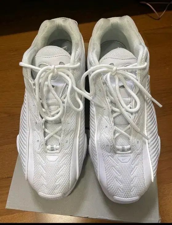 ナイキ ぼっち ざ ろっく コメントライダー 白 256 スニーカー