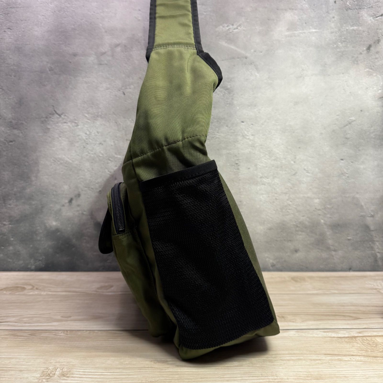 PORTER ポーター 大きめ メッセンジャーバッグ ショルダーバッグ カーキ PC収納可 タブレット可 ×12 多収納 ビジネス 通勤 旅行 メンズ