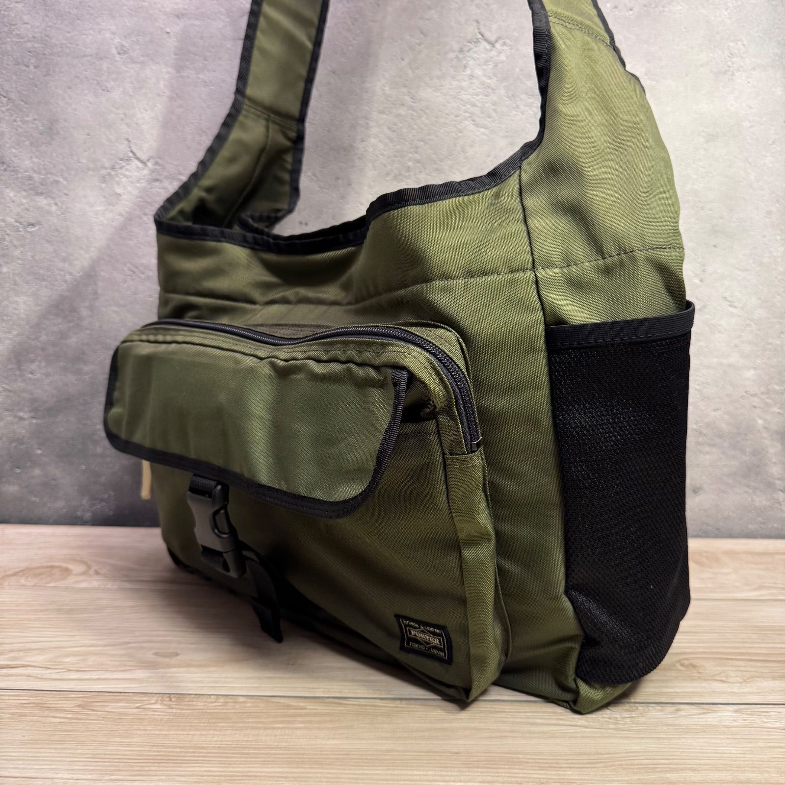 PORTER ポーター 大きめ メッセンジャーバッグ ショルダーバッグ カーキ PC収納可 タブレット可 ×12 多収納 ビジネス 通勤 旅行 メンズ