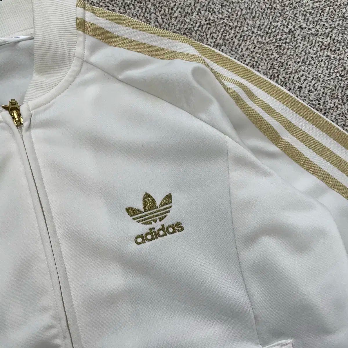 アディダス 白金 メダリスト ジャージ