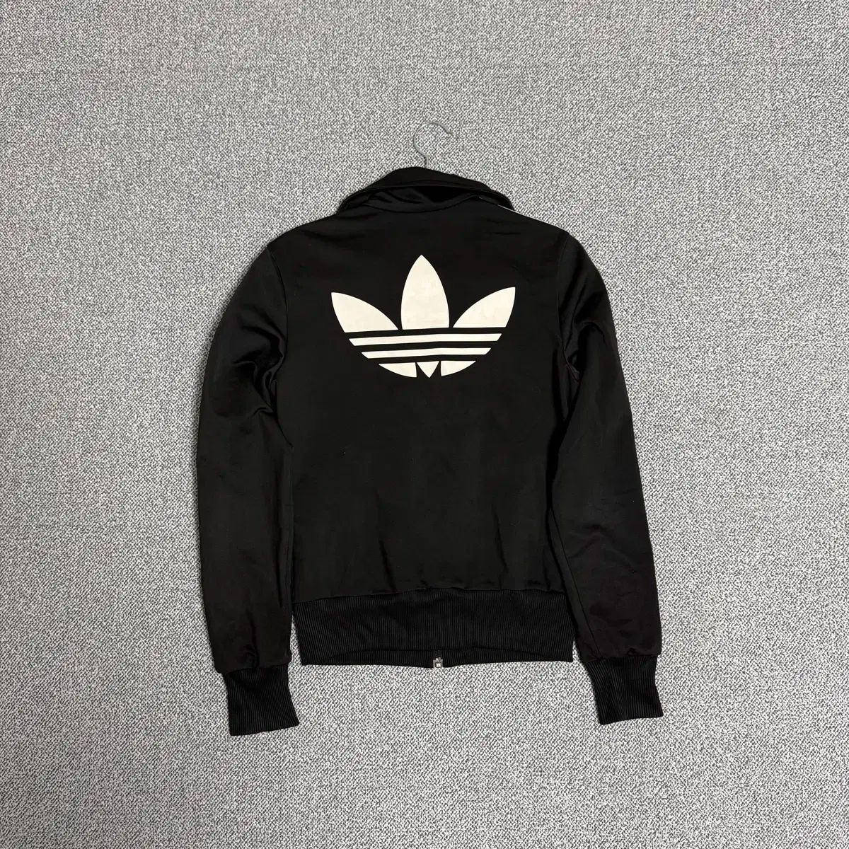 アディダス ファイヤーバード バックロゴ ジャージ ブラック ホワイト 85