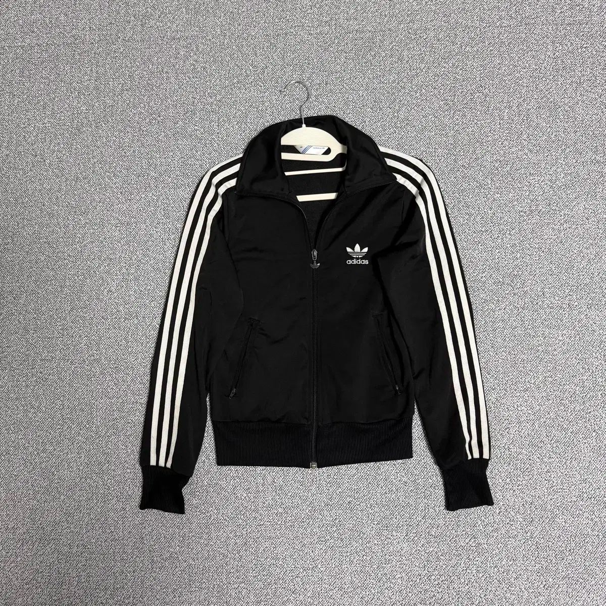 アディダス ファイヤーバード バックロゴ ジャージ ブラック ホワイト 85
