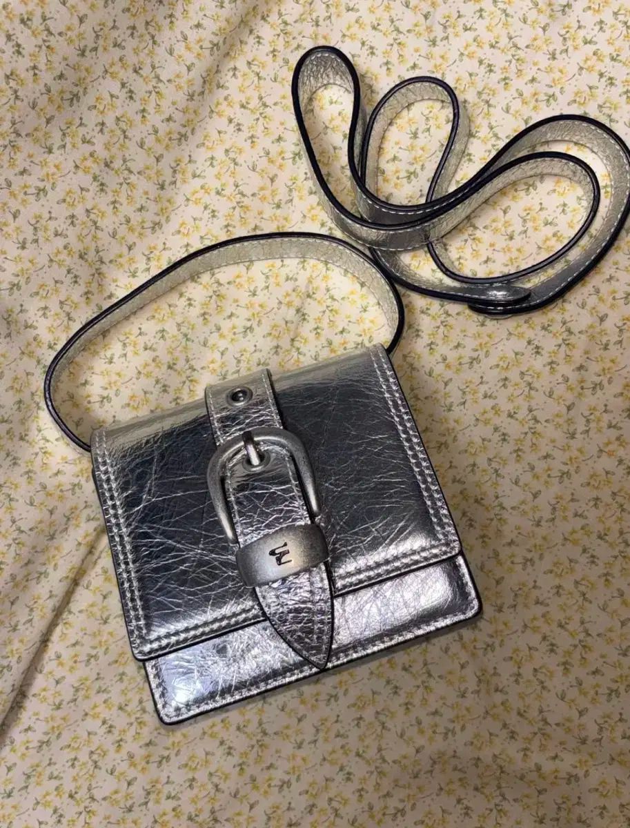 MARGESHERWOOD BEAKERエクスクルーシブ ラブ ミニバック シルバー きれいめ ストレスフリー