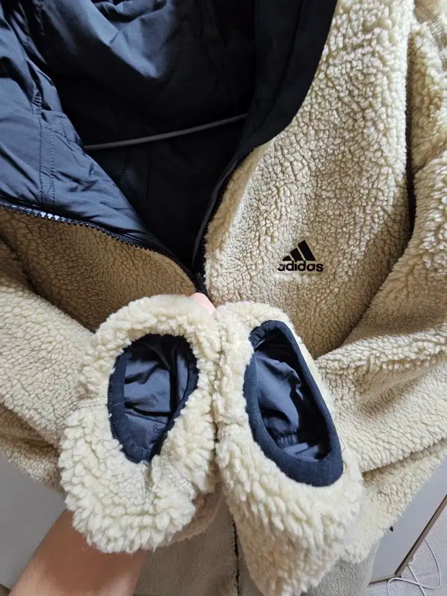 アディダス ロング リバーシブル シェルパ ジャケット - メルカリ