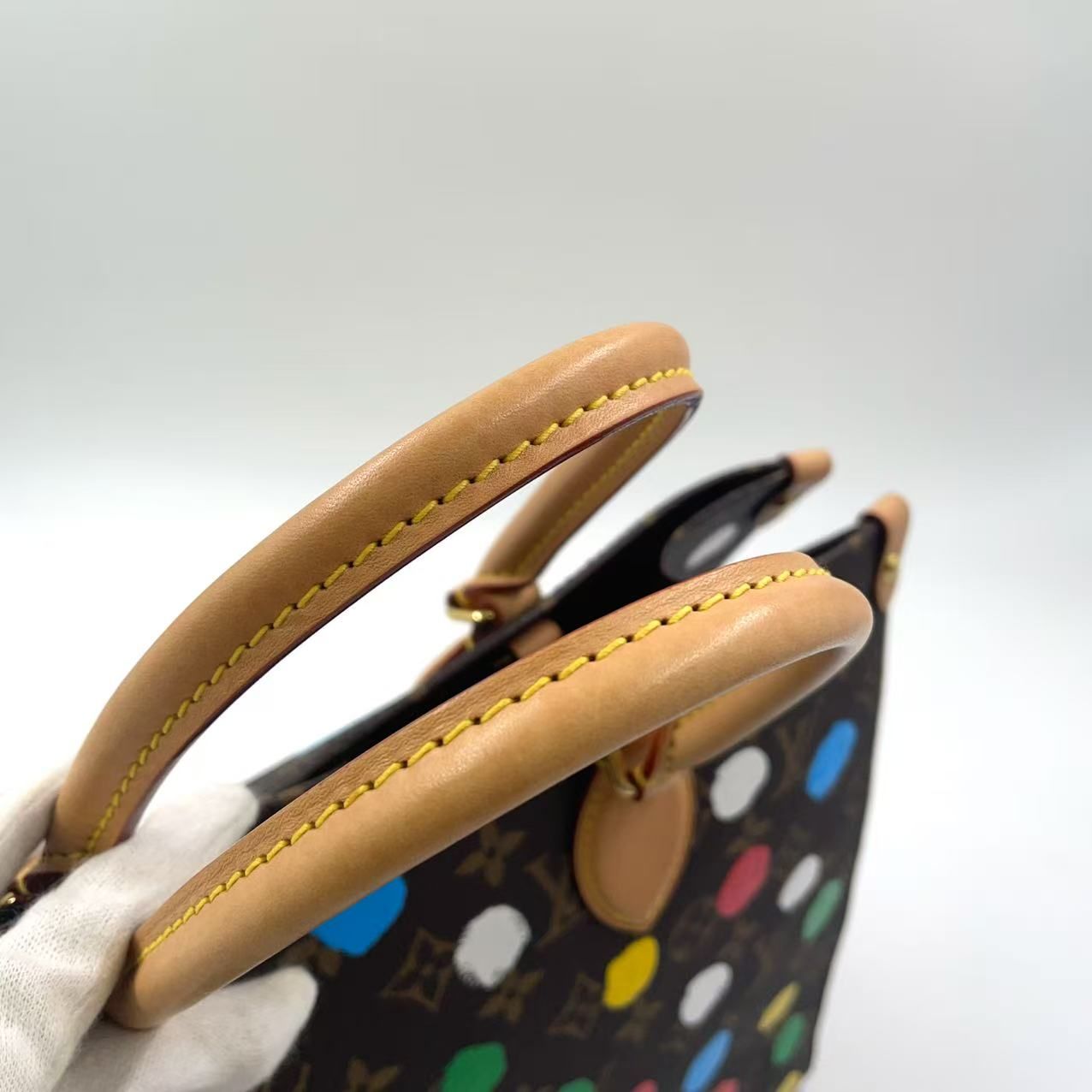  LOUIS VUITTON オンザゴー MM モノグラム 草間彌生コラボ RFID対応 PVC ブラウン×マルチカラー ハンドバッグ ゴールド M 46379 ハンドバッグ バッグ