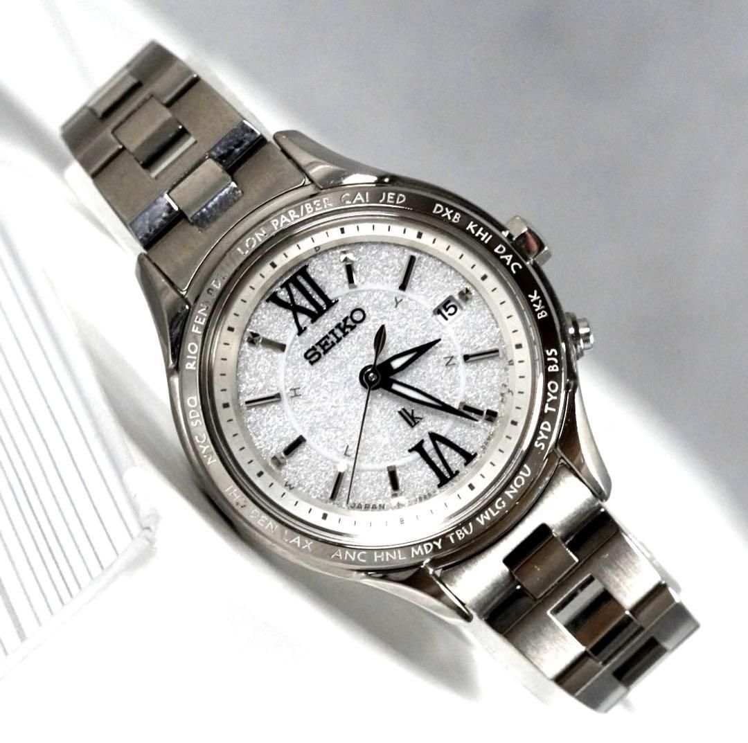 SEIKO セイコー LUKIA ルキア ソーラー電波 腕時計 レディース SS ステンレス ラッキーパスポート ワールドタイム 1 B 25 ラメ文字盤 スターダスト シルバー ローマ数字 デイト アナログ 3針 稼働品 カレンダー