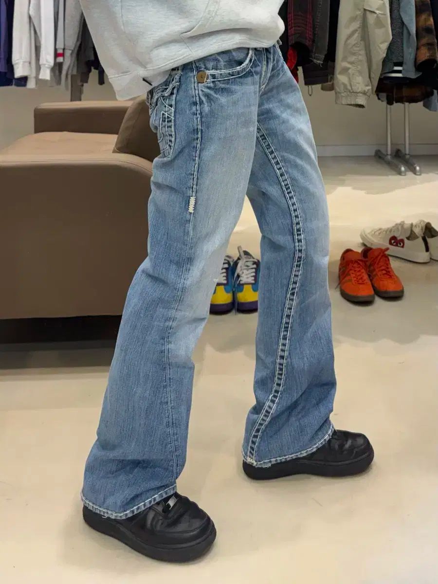 ○人気　トゥルーレリジョン　デニム　BILLY SUPER T　W24 TRUE RELIGION(トゥルーレリジョン) billy super tデニムパンツ