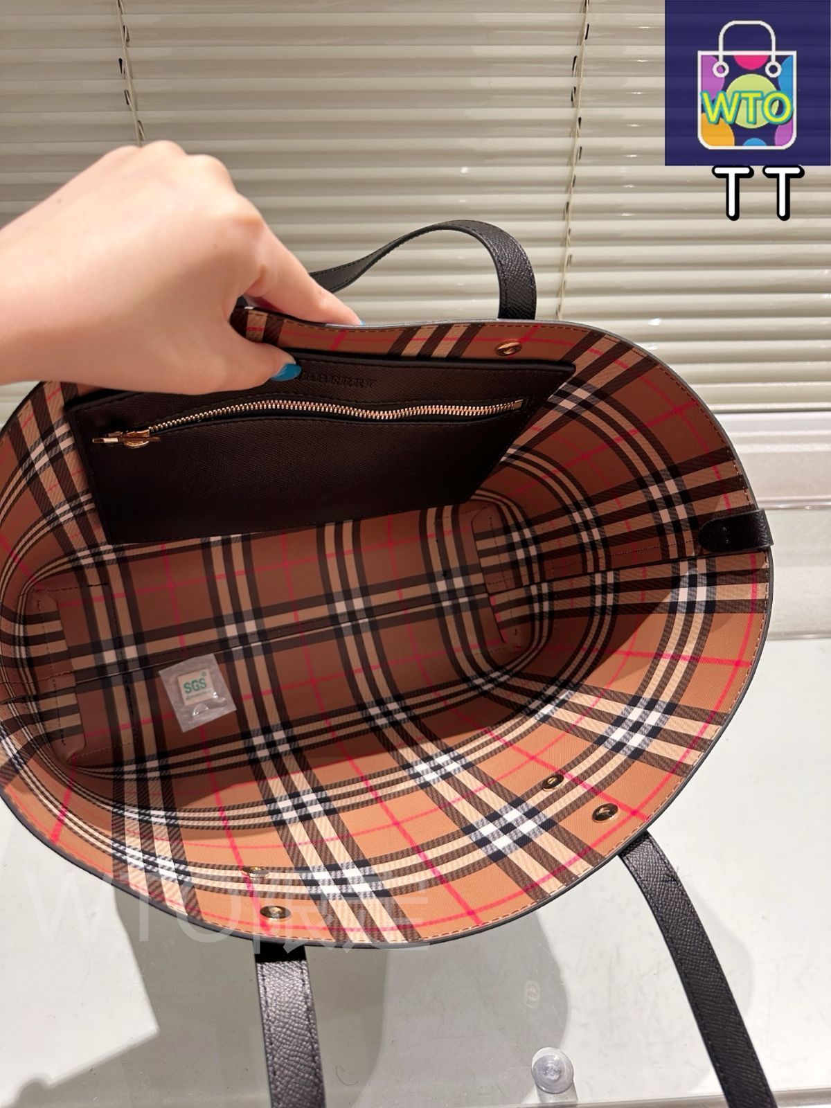 今日特価】Burberry エンボスバッジ レザートートバッグ 35×29×12cm