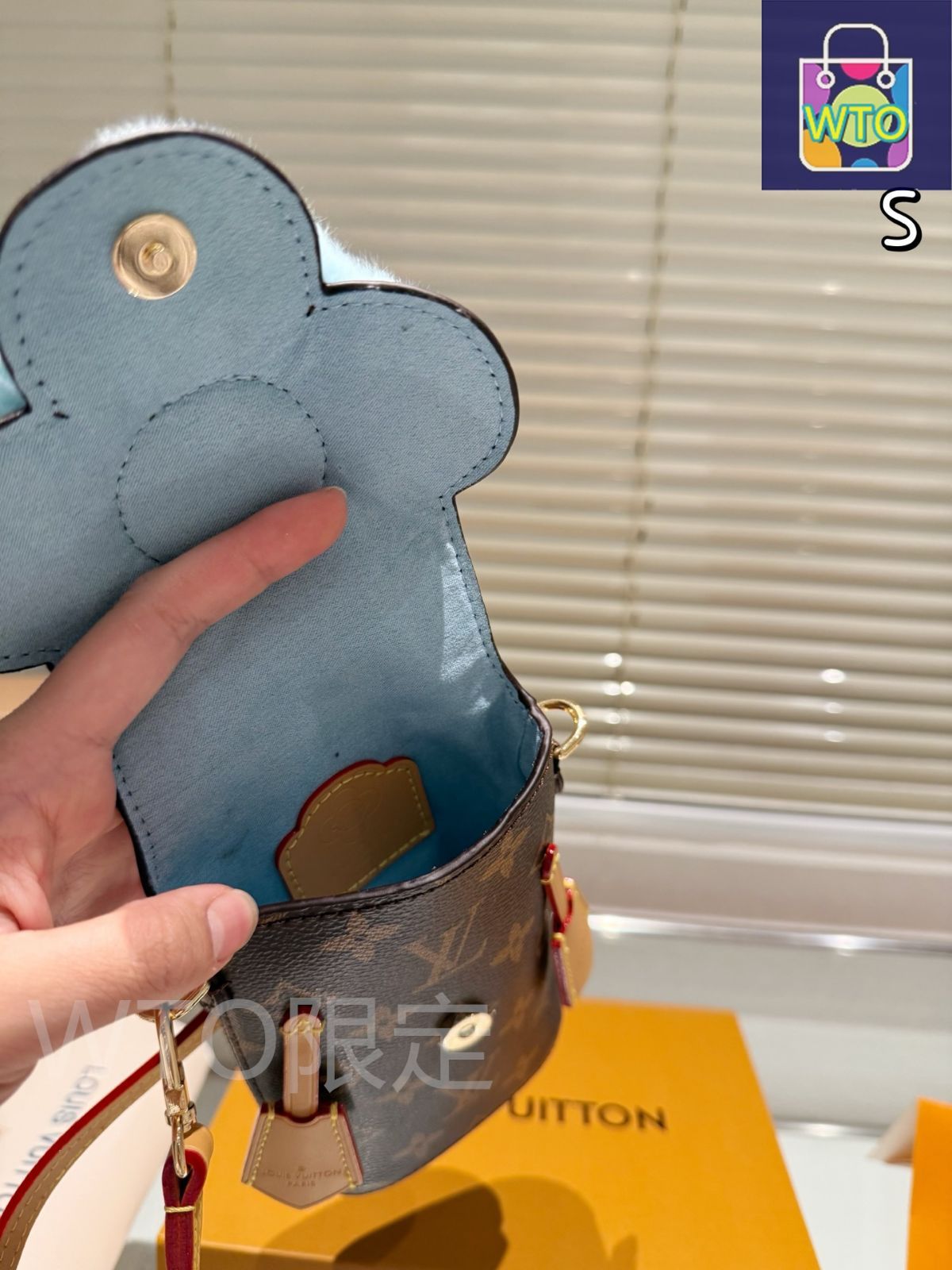 123 ルイヴィトン　ポーチ 今日特価】LV ルイヴィトン クリスマス限定 Vivian スマートフォン